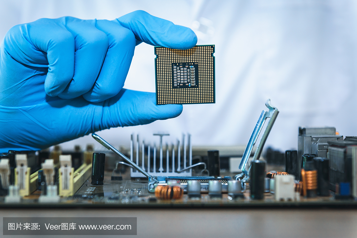 近距離肖像的計算機工程師的手是拿著中央處理器的計算機